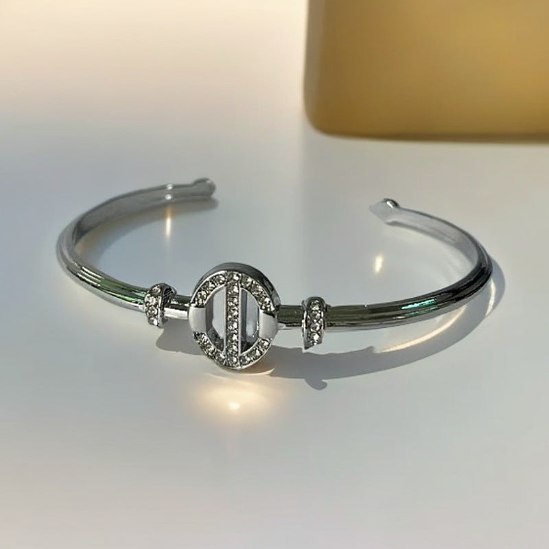 Star-shaped open-ended metal bracelet