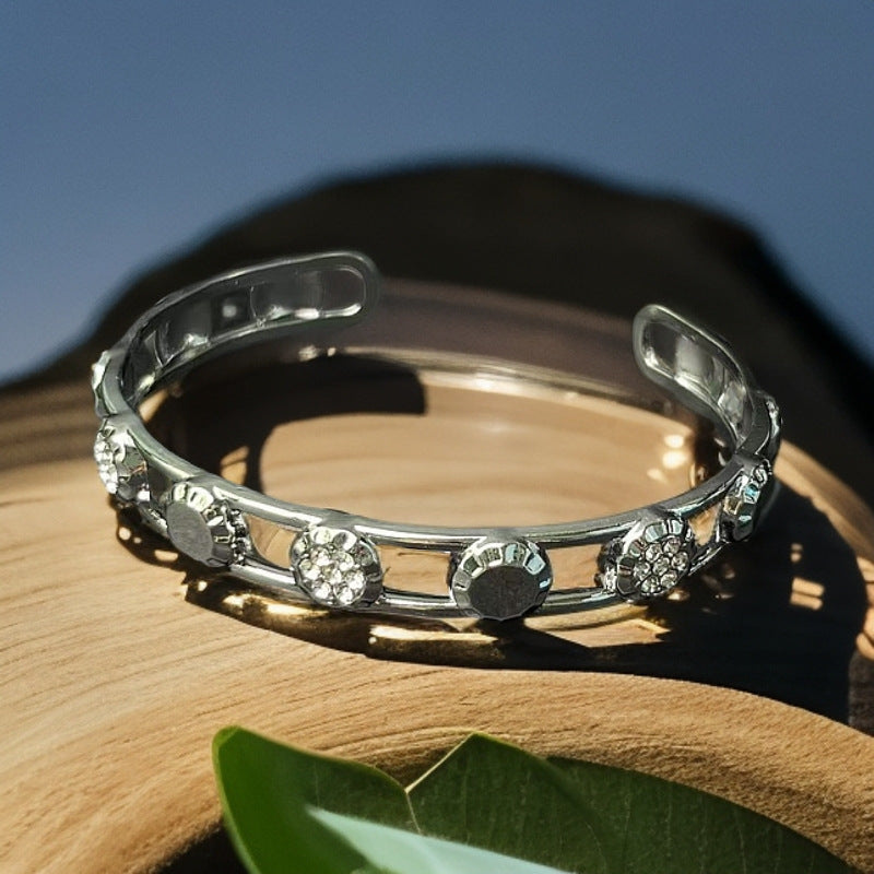 Star-shaped open-ended metal bracelet