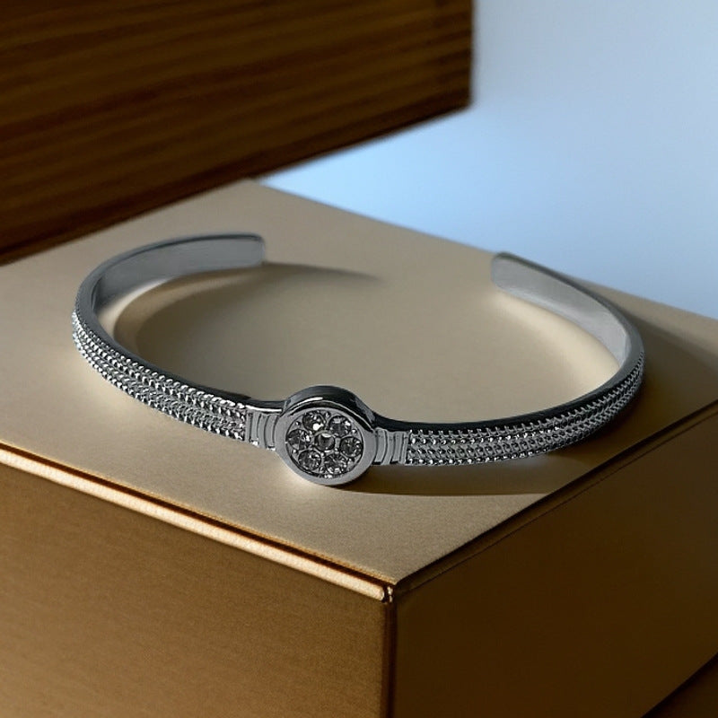 Star-shaped open-ended metal bracelet